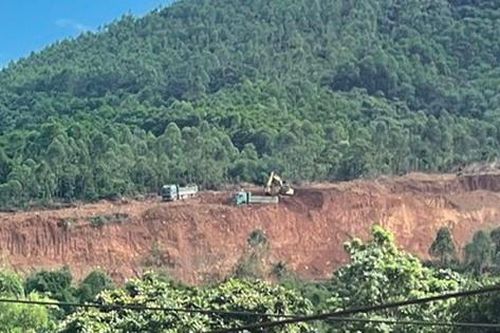 Liệu có ai bảo kê cho xe tải chở đất chạy rầm rập, gây ô nhiễm trong khu dân cư ở Lương Sơn (Hòa Bình)?