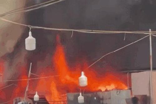 Hà Nội: Khu nhà lợp mái tôn trên đường Kim Giang bất ngờ bốc cháy ngùn ngụt