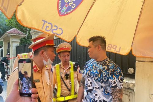 Mang 'vũ khí lạnh' thong dong trên đường, thanh niên xăm trổ bị CSGT xử lý