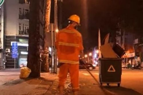 Đang làm việc lúc nửa đêm, công nhân môi trường bị người lạ vô cớ tấn công nhập viện