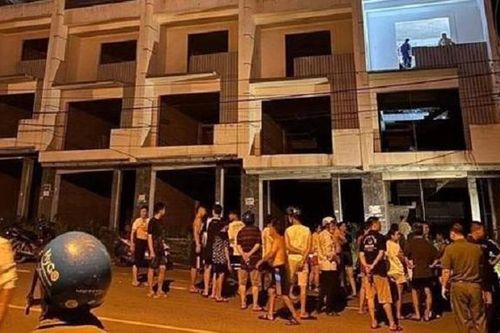 Phát hiện thi thể đã phân hủy trên tấm đệm tại khu nhà xây thô ở Lào Cai