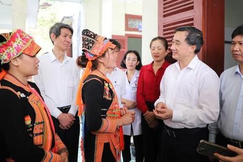 Nâng cao tiêu chuẩn đối với nhân viên y tế và cô đỡ thôn bản
