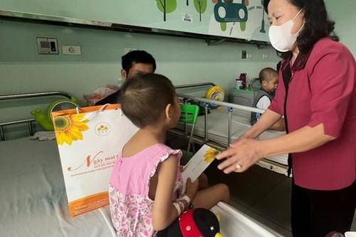 Mang yêu thương trao tặng 110 bệnh nhân ung thư nhân dịp Quốc tế thiếu nhi