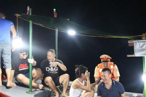 Xử lý nghiêm các tour du lịch trái phép trên vịnh Hạ Long