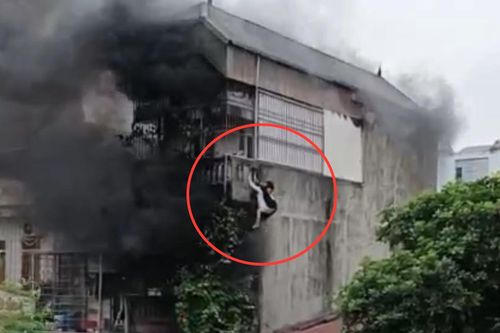 Cứu 5 người thoát nạn trong đám cháy nhà trọ ở Hà Đông