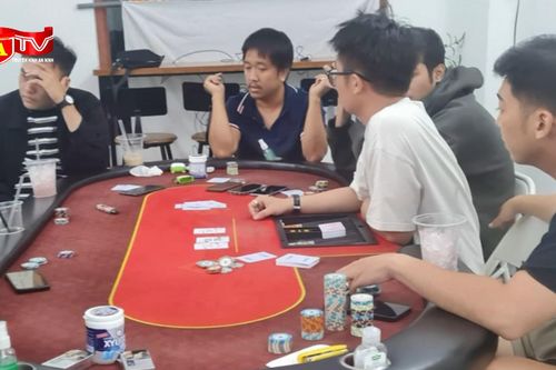 Triệt phá sòng bài Poker trong căn hộ kín
