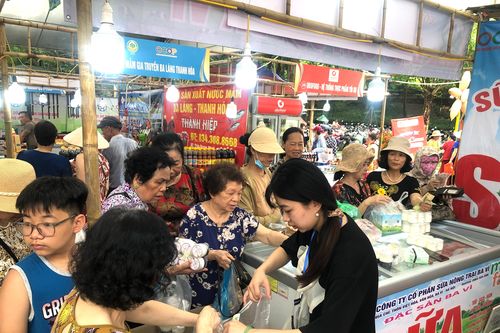 Người dân xếp hàng mua nông sản OCOP và các sản phẩm làng nghề tại Công viên văn hóa quận Đống Đa