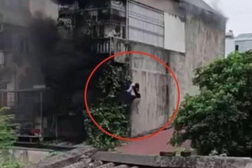 Người cứu hai cô gái khỏi đám cháy kể phút trèo lên phá ban công