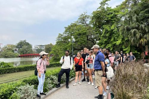 Khách du lịch đến Hà Nội tăng mạnh