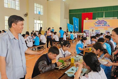 Cần Thơ: 3.000 suất cơm miễn phí cho học sinh ôn thi tốt nghiệp