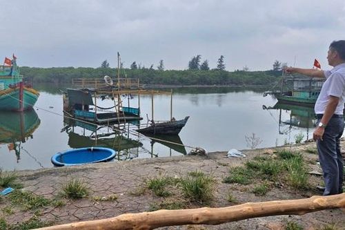 Hà Tĩnh: giải pháp nào xử lý xác tàu cá ở cảng Cửa Sót?