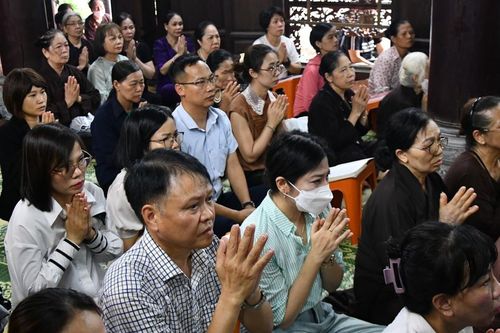 Cầu siêu cho những người đã mất trong vụ cháy ở phố Trung Kính