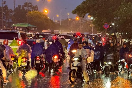 Mưa như trút nước giờ cao điểm, người dân Thủ đô chật vật về nhà