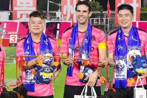 Sang Trung Quốc đá 'giải làng', Kaka nhận phần thưởng rất nhiều... gà