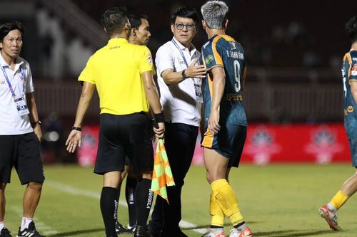 HAGL 'lâm nguy', HLV Vũ Tiến Thành vừa bị phạt 20 triệu lại tố bị 'cướp' bàn thắng