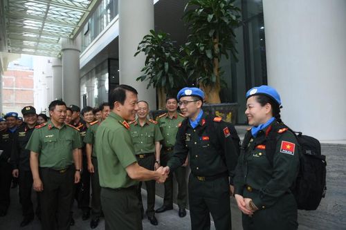 Trao quyết định của Chủ tịch nước cho sĩ quan đi thực hiện nhiệm vụ gìn giữ hòa bình Liên Hợp Quốc
