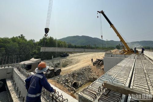 Thiếu hụt đất đắp, chưa 'thông' mặt bằng