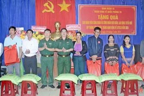 Đoàn Kinh tế - Quốc phòng 78 tặng quà tri ân người lao động và nhân dân