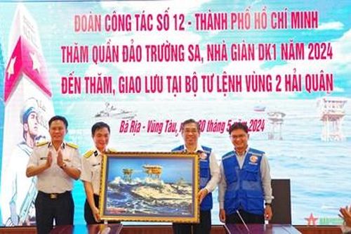 Đoàn công tác số 12 - TP Hồ Chí Minh thăm quần đảo Trường Sa, Nhà giàn DK1 đến thăm và giao lưu tại Vùng 2 Hải quân