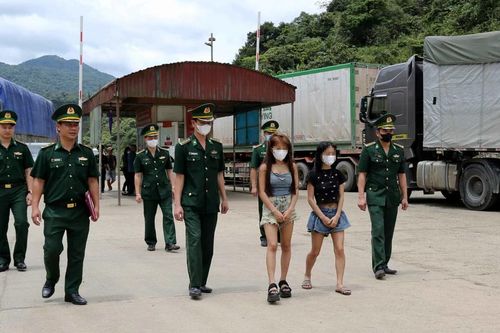 Giải cứu 2 nạn nhân bị lừa bán ra nước ngoài