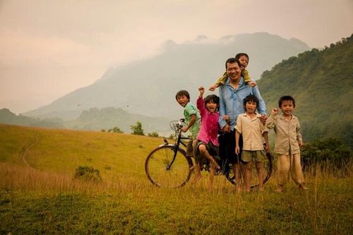 Đưa phim 'Cha cõng con' và 'Dòng máu anh hùng' trở lại rạp