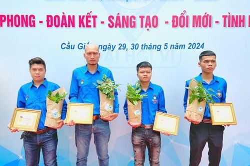 Trao tặng Huy hiệu 'Tuổi trẻ dũng cảm' cho 4 thanh niên cứu người khỏi đám cháy