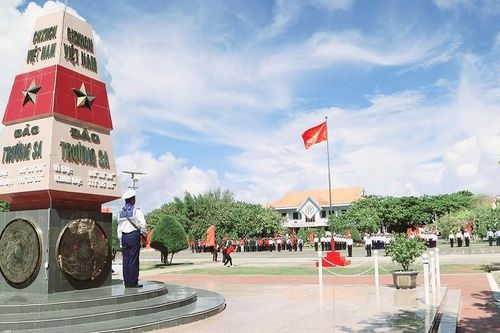 Kiều bào cùng đoàn công tác của Ủy ban Trung ương Mặt trận Tổ quốc Việt Nam thăm huyện đảo Trường Sa, Nhà giàn DK1