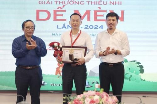 Nhà văn Lý Lan được vinh danh là Hiệp sĩ Dế mèn