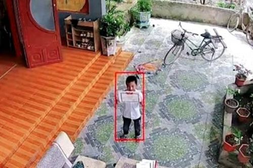 Đốn tim khoảnh khắc cậu bé khoe giấy khen với bố qua camera