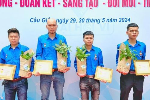 Trao tặng Huy hiệu Tuổi trẻ dũng cảm cho 4 'người hùng' đập tường cứu người