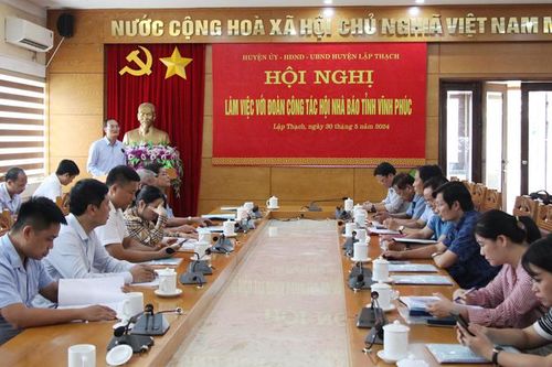 Hội viên Hội Nhà báo tỉnh Vĩnh Phúc tìm hiểu thực tế viết bài về xây dựng Đảng