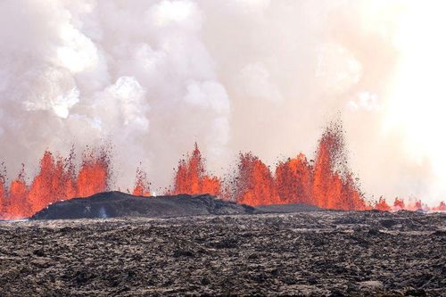 Núi lửa Iceland phun trào mạnh, dung nham tràn tới thị trấn