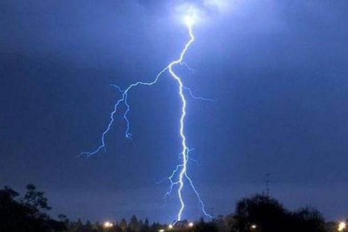 Một phụ nữ ở Cà Mau bị sét đánh tử vong ngoài ao tôm
