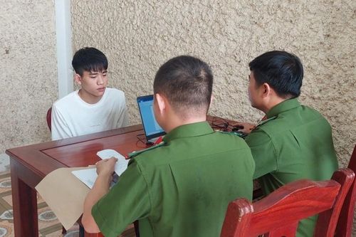 Bị bắt khi chuẩn bị bán 2 ĐTDĐ vừa dùng dao cướp để lấy tiền trả nợ