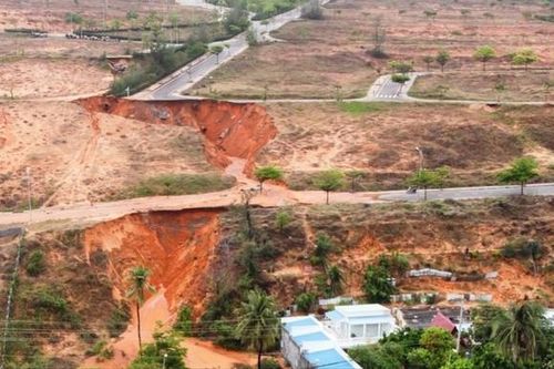Bình Thuận yêu cầu rà soát hàng chục dự án ven biển sau vụ lở cát kinh hoàng