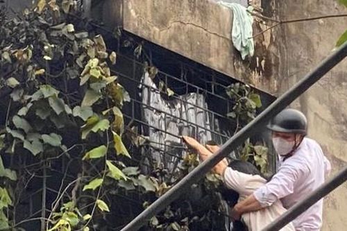 Người đàn ông mặc sơ mi trắng trong vụ cháy ở Hà Nội: 'Mừng rơi nước mắt vì cứu được người'