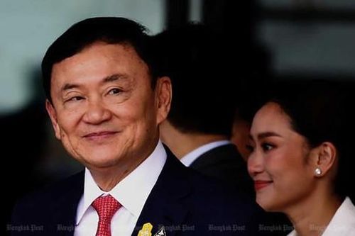 Cựu Thủ tướng Thái Lan bị truy tố: Xe của ông Thaksin Shinawatra rời biệt thự ở Bangkok