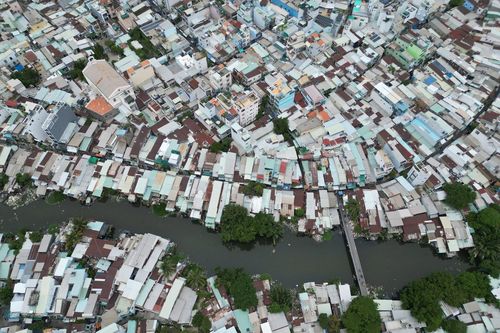 Cận cảnh những ngôi nhà lụp xụp ven kênh, rạch TP.HCM