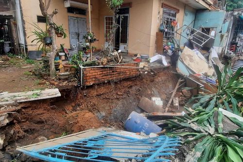Tường nhà đổ sập, cụ bà 80 tuổi nguy kịch