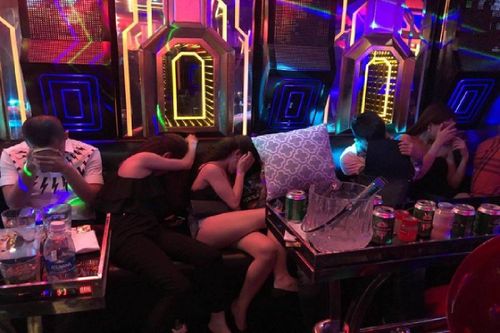 Thuê phòng hát tổ chức 'tiệc' ma túy