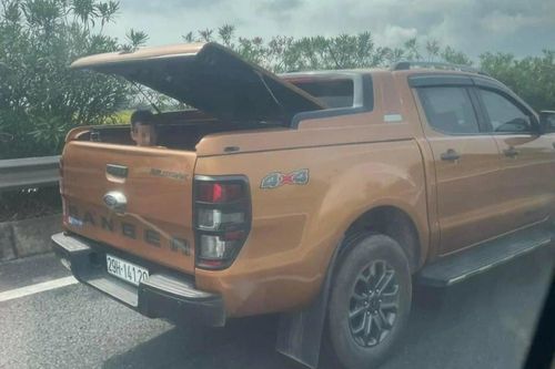 Xử phạt tài xế cho bé trai ngồi thùng xe bán tải