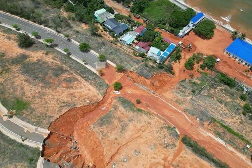 Bình Thuận yêu cầu rà soát hàng chục dự án ven biển sau vụ sạt lở cát đỏ