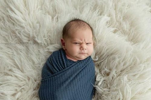 Bé trai sơ sinh bất ngờ nổi tiếng vì biểu cảm khuôn mặt quá dễ thương