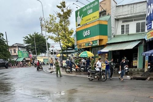 Tên cướp dùng dao đâm loạn xạ khi bị người dân truy đuổi