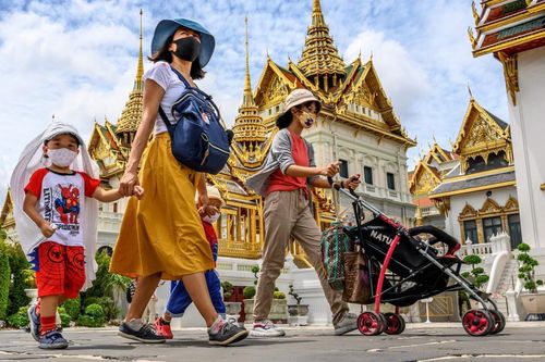 Để con 'đi bậy' trên đường vào cung điện Thái Lan, khách Trung Quốc bị điều tra