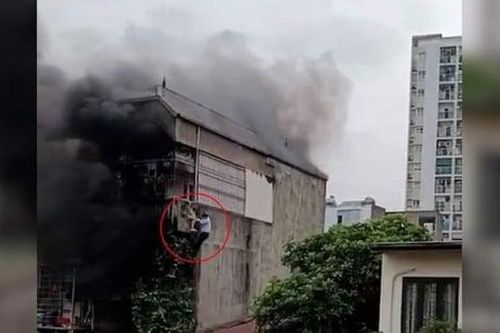 Xuất hiện 'người hùng' trèo tường cõng 2 cô gái thoát khỏi ngôi nhà đang cháy ở Hà Đông