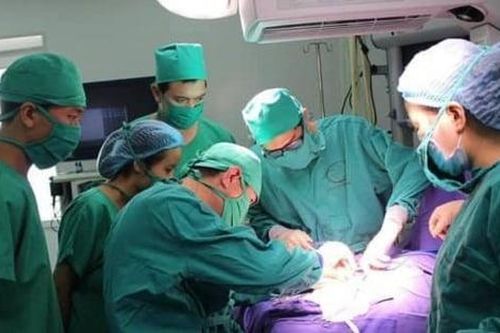 Cháu bé hơn 2 tuổi mắc u thận 'khổng lồ'