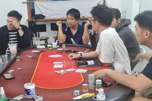Bắt nhóm đối tượng tổ chức đánh bạc dưới hình thức chơi bài Poker