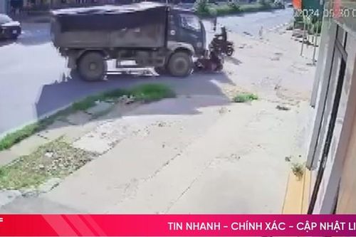 Đi vào điểm mù, 2 bà cháu lọt vào gầm xe tải