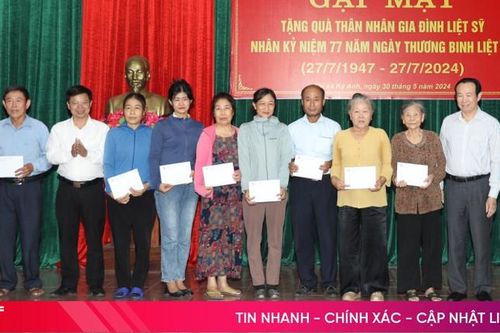 Trao 50 suất quà cho thân nhân gia đình liệt sĩ ở thị xã Kỳ Anh